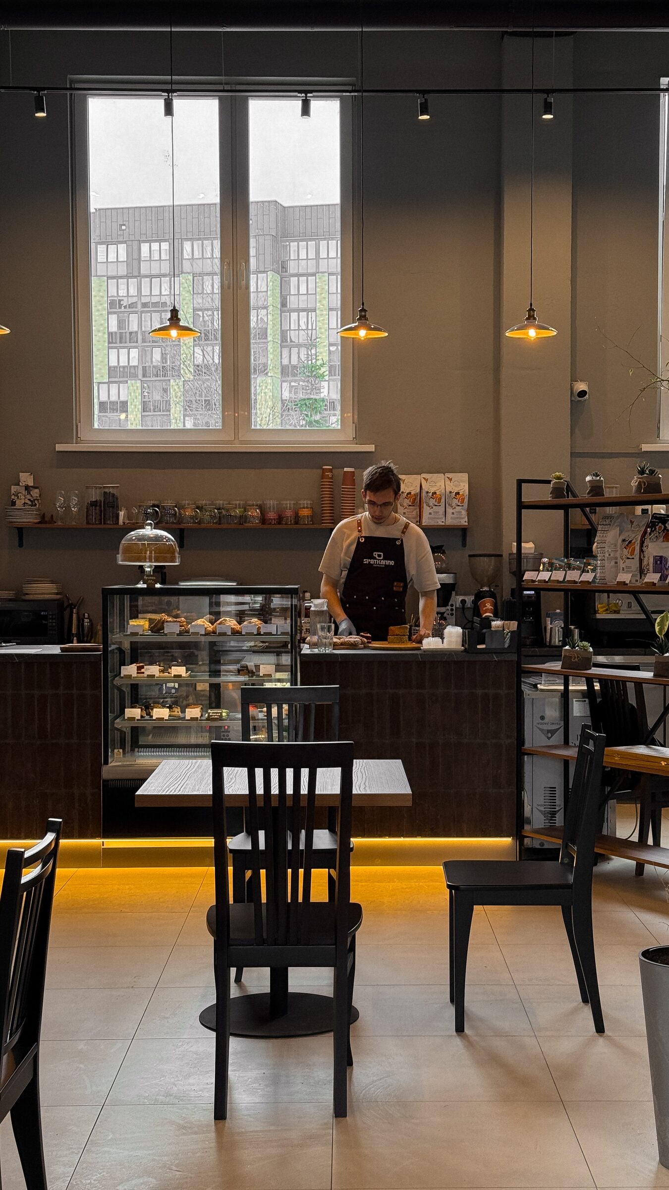 Бариста готовит specialty кофе в SPATKANNE — профессиональный подход