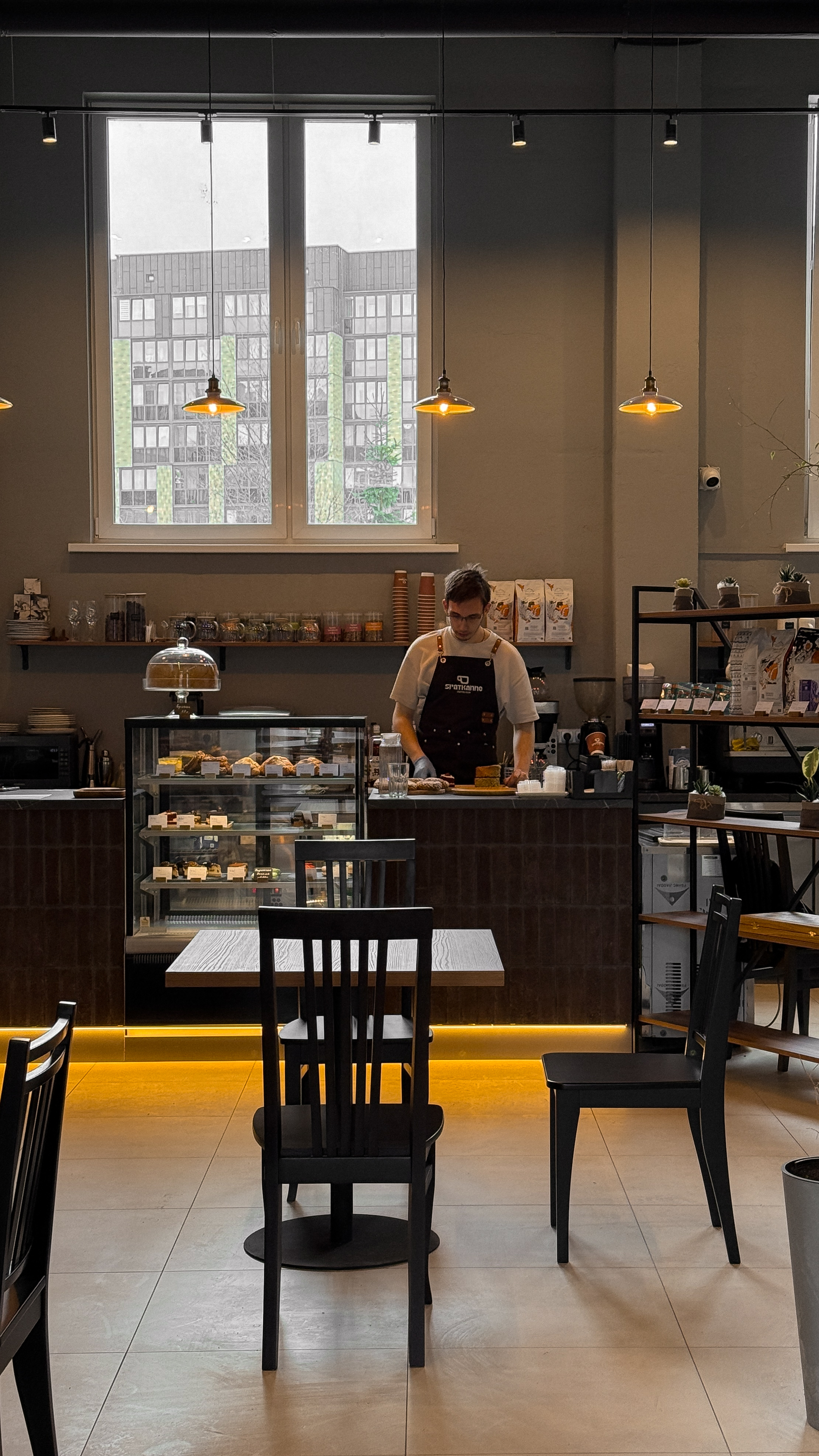 Бариста готовит specialty кофе в SPATKANNE — профессиональный подход