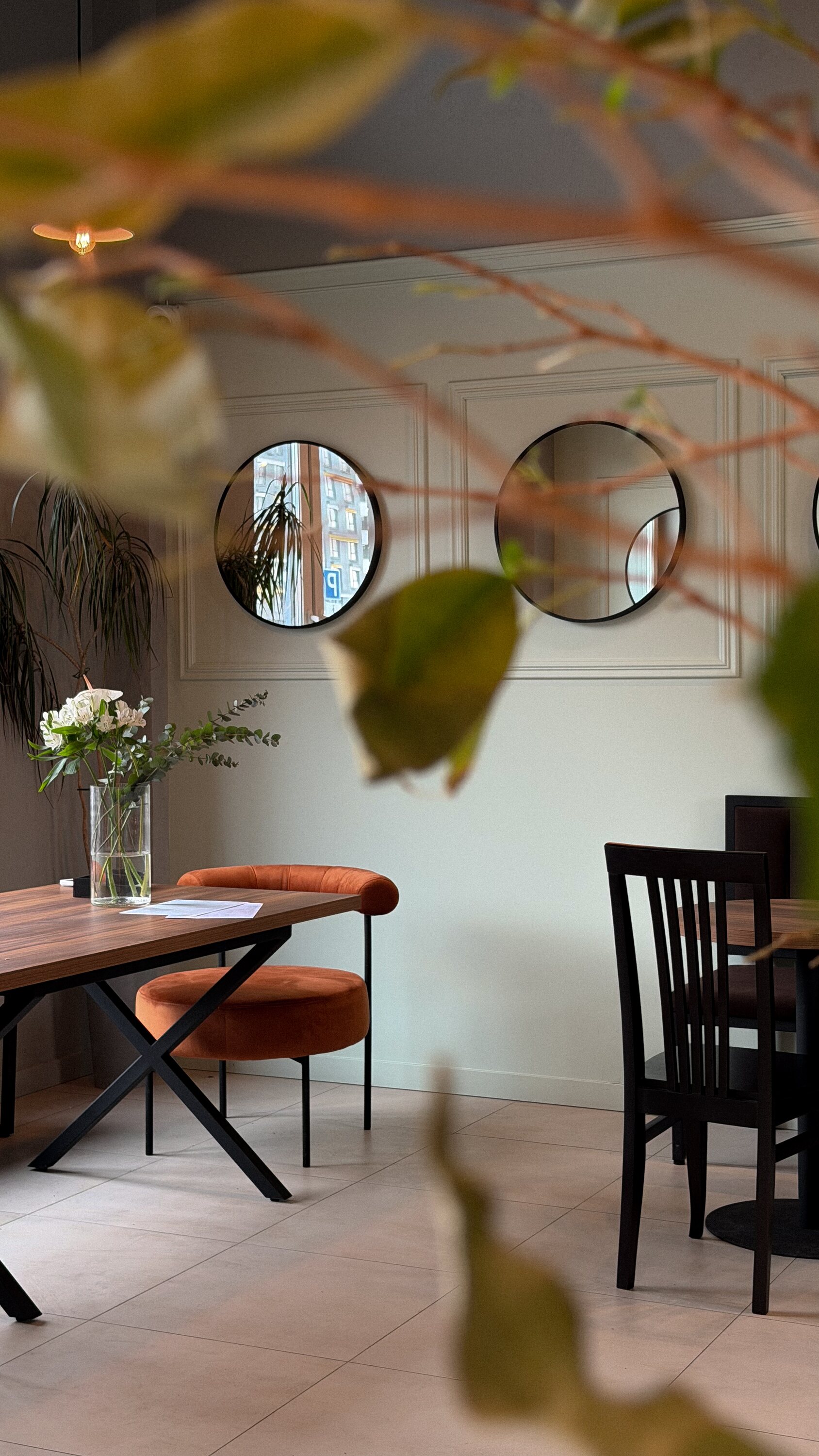 Интерьер кофейни SPATKANNE в Новой Боровой — уютная атмосфера для встреч