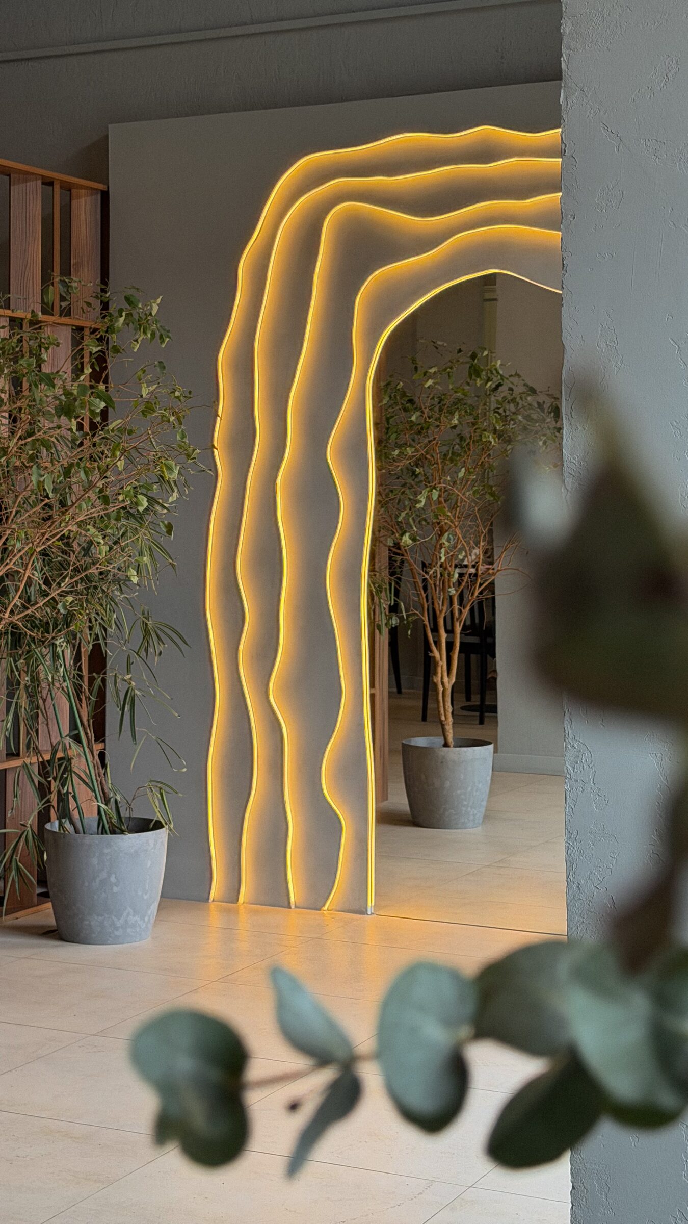 Неоновая вывеска SPATKANNE — фирменный стиль кофейни в Новой Боровой